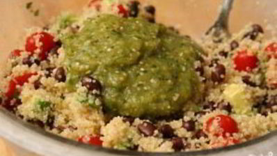 салат с фасолью, квиноа и томатилло