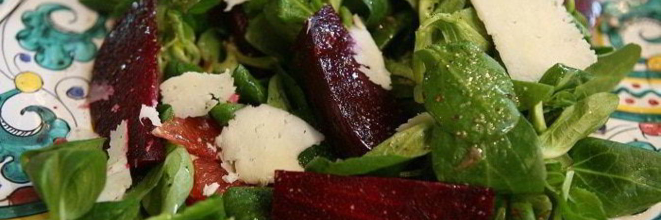 Салат с грейпфрутом и молодой свеклой