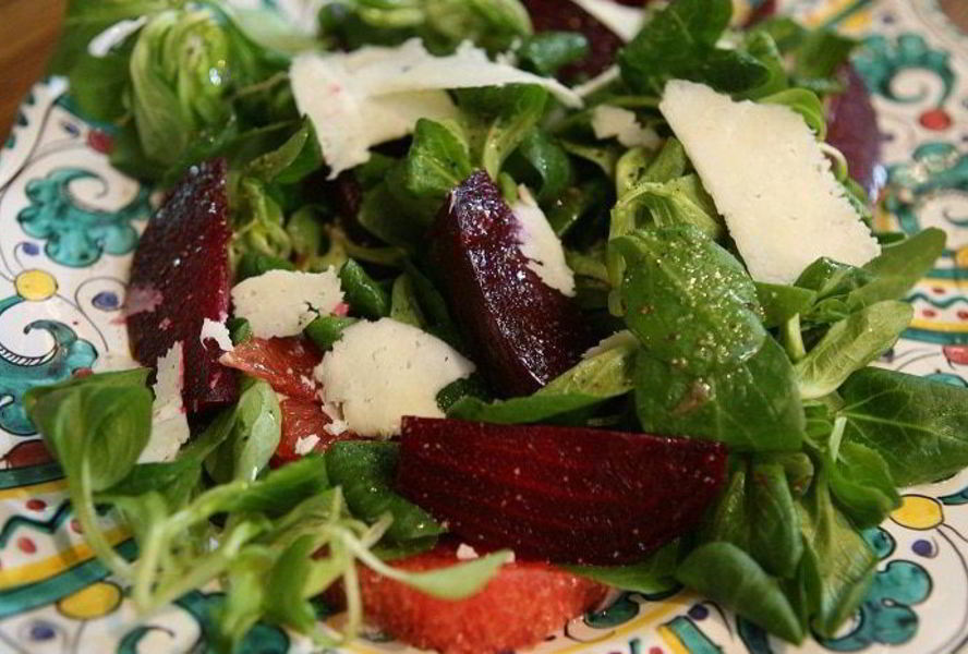 Салат с грейпфрутом и молодой свеклой