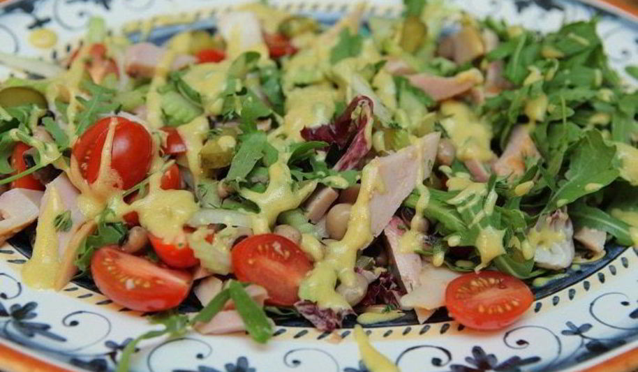 Рецепт салата с индейкой, фасолью и огурцами