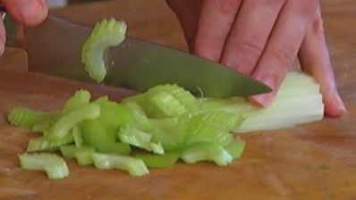 салат с индейкой, фасолью и огурцами