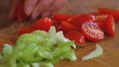 салат с индейкой, фасолью и огурцами