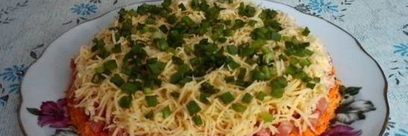 Салат с копченой колбасой и морковью