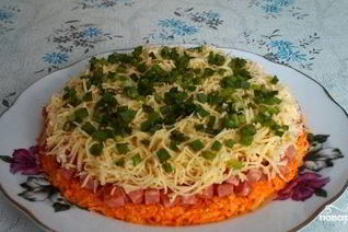 Салат с копченой колбасой и морковью