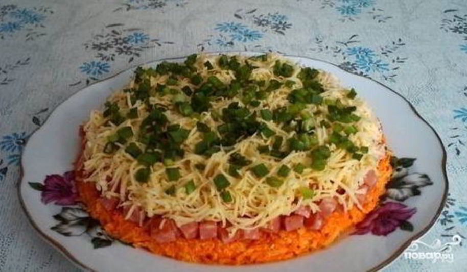 Рецепт салата с копченой колбасой и морковью