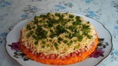 салат с копченой колбасой и морковью