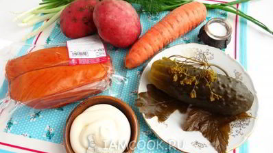 салат с курицей, морковью и соленым огурцом