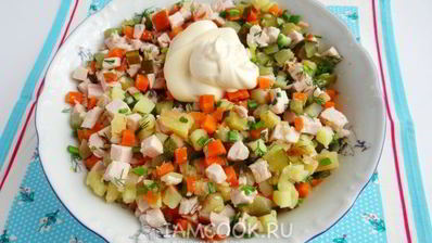 салат с курицей, морковью и соленым огурцом