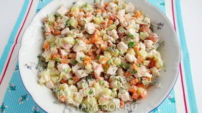 салат с курицей, морковью и соленым огурцом