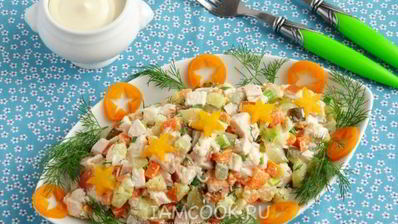 салат с курицей, морковью и соленым огурцом