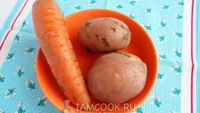 салат с курицей, морковью и соленым огурцом