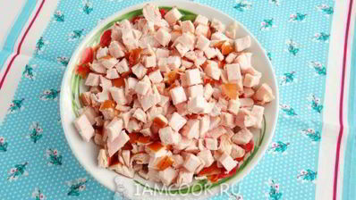 салат с курицей, морковью и соленым огурцом