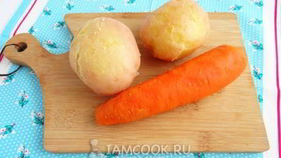 салат с курицей, морковью и соленым огурцом