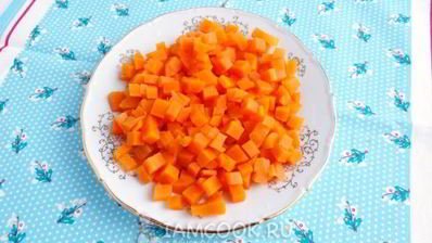 салат с курицей, морковью и соленым огурцом