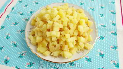 салат с курицей, морковью и соленым огурцом