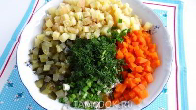 салат с курицей, морковью и соленым огурцом