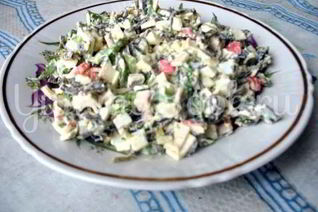 Салат с морской капустой и крабовыми палочками