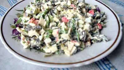 салат с морской капустой и крабовыми палочками