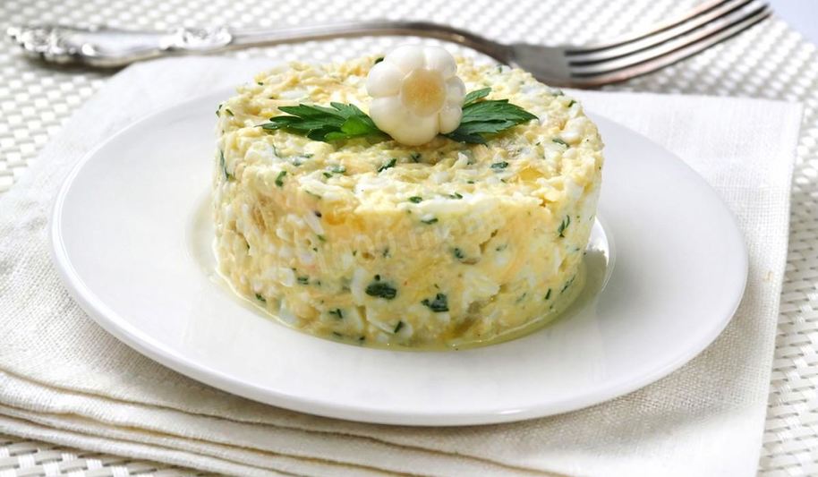 Рецепт салата с мясом криля и яйцом