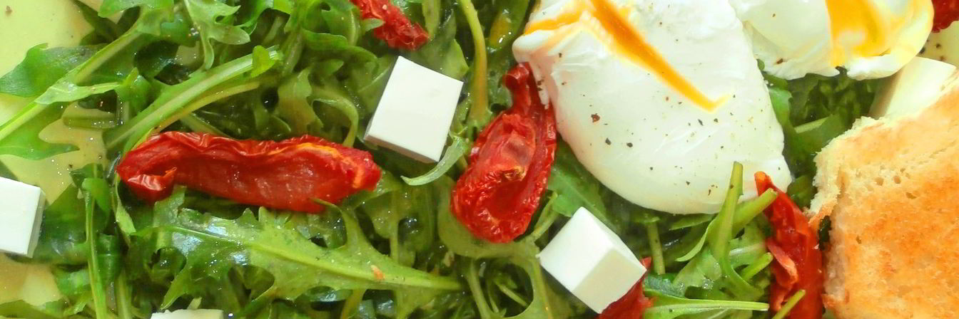Салат с рукколой, яйцом-пашот и вялеными помидорами