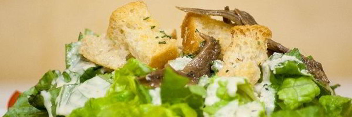 Легкий салат Цезарь с анчоусами