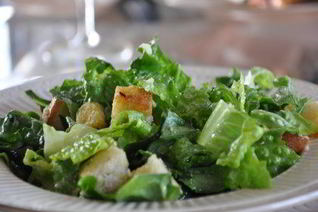 Салат Цезарь классический