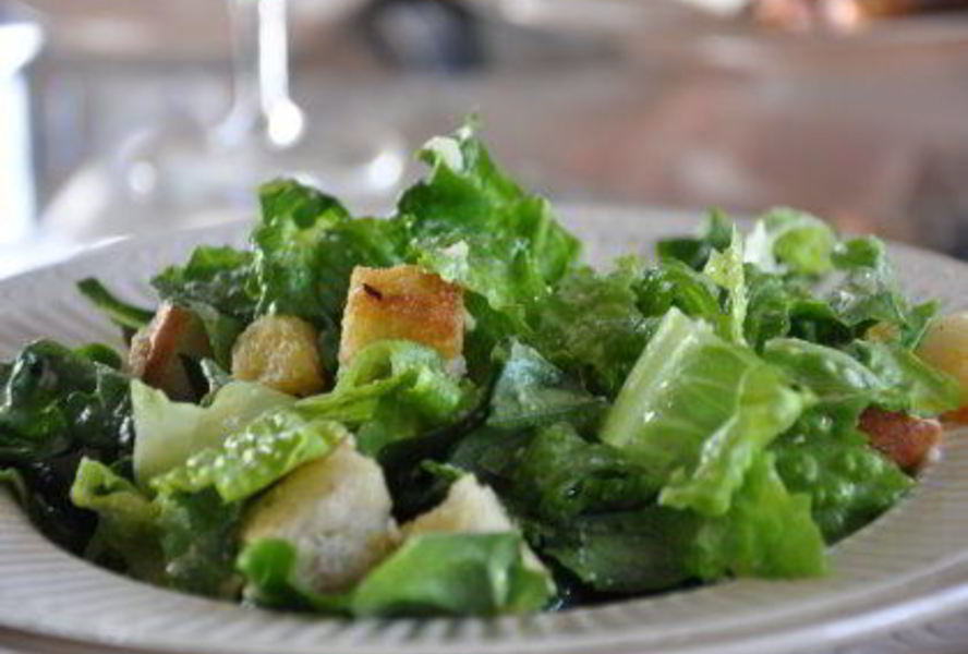 Салат Цезарь классический