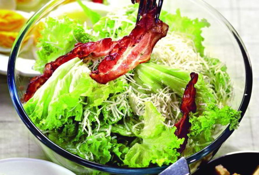 Салат Цезарь с беконом и яйцом