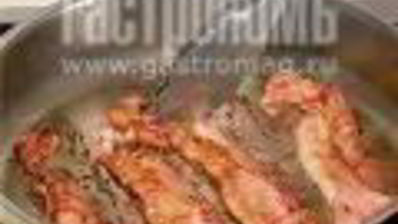 салат цезарь с беконом и яйцом