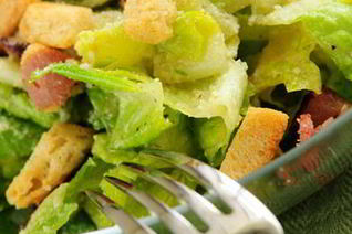 Салат цезарь с беконом