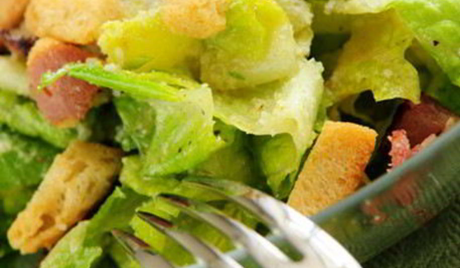 Рецепт салата цезарь с беконом