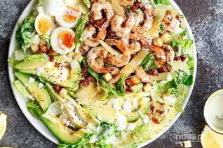 Салат Цезарь с креветками и авокадо