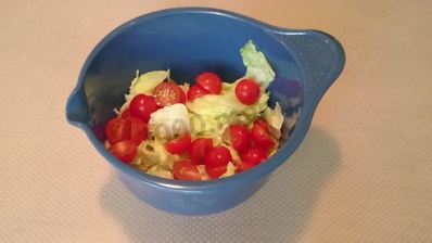 салат цезарь с курицей и домашними сухариками