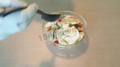 салат цезарь с курицей и домашними сухариками