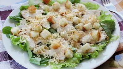 салат цезарь с курицей и сухариками
