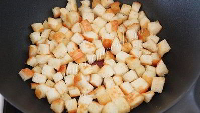 салат цезарь с курицей и сухариками