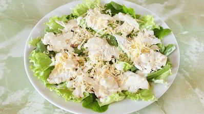 салат цезарь с курицей и сухариками