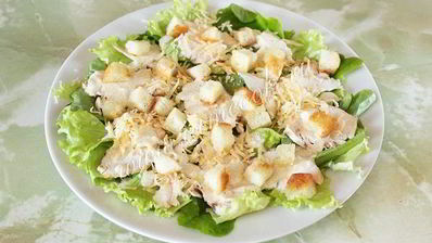 салат цезарь с курицей и сухариками
