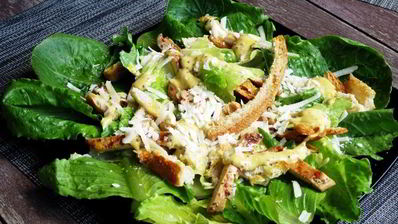салат цезарь с курицей