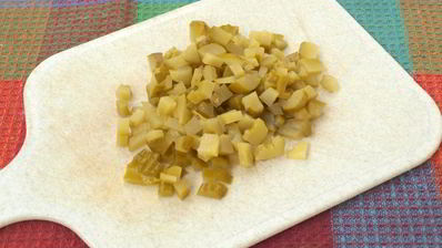 слоеный салат с рисом и сардинами