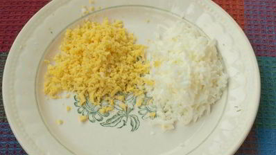 слоеный салат с рисом и сардинами