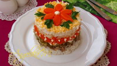 слоеный салат с рисом и сардинами