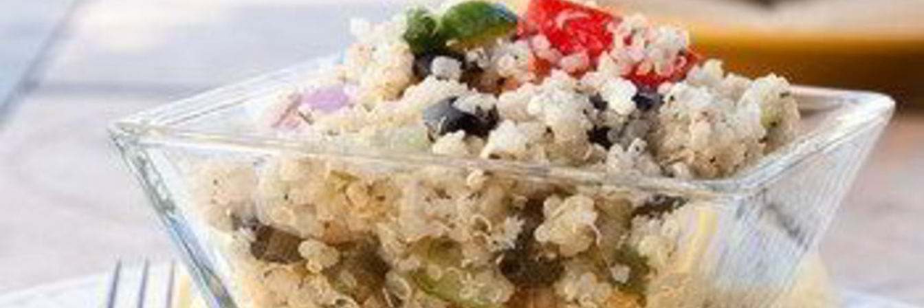 Теплый салат из киноа с черной фасолью