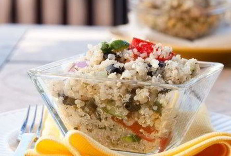 Теплый салат из киноа с черной фасолью