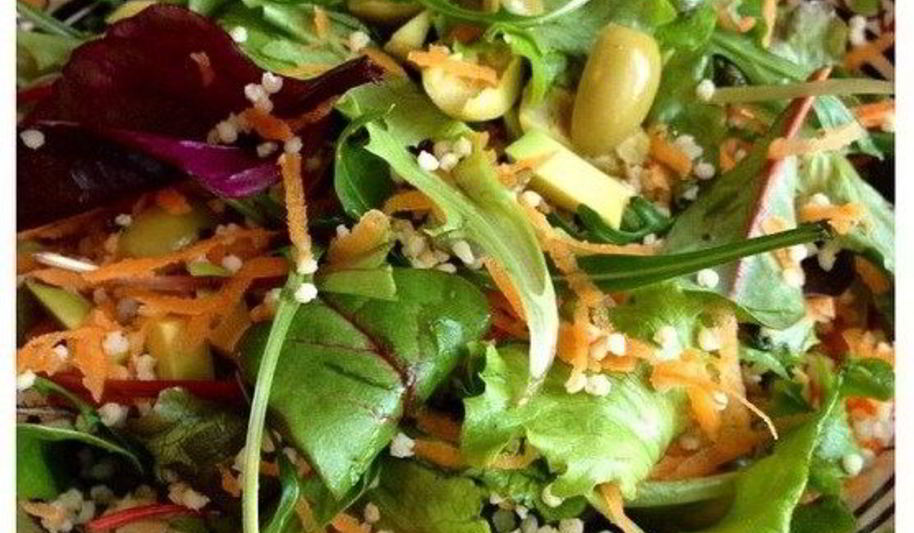 Рецепт теплого салата с рукколой и оливками