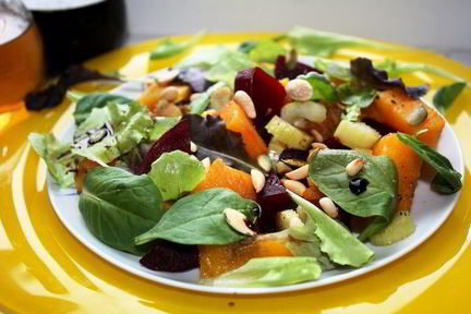 Теплый салат с тыквой и свеклой