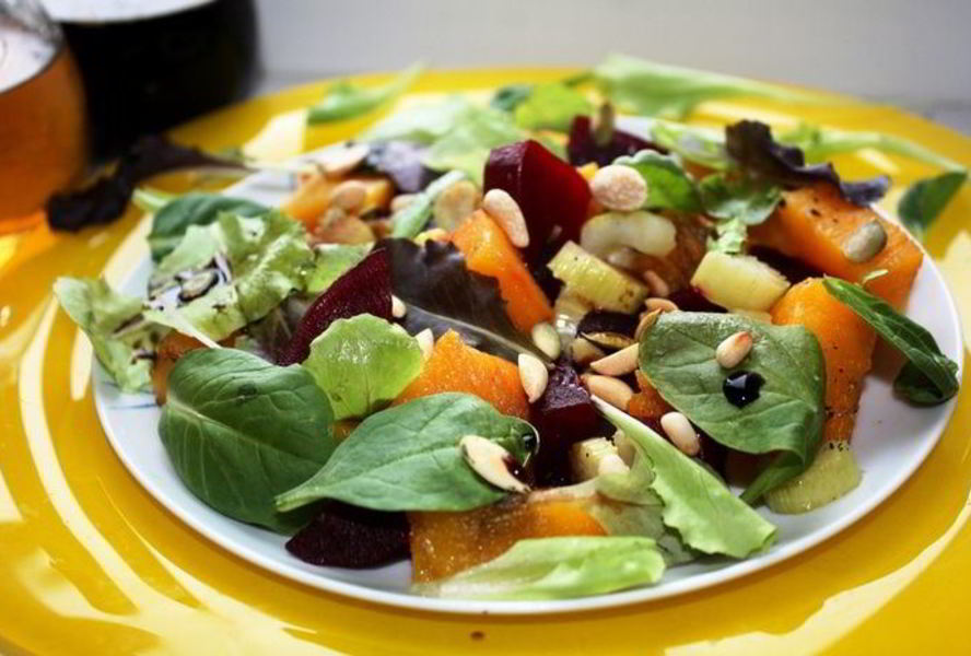 Теплый салат с тыквой и свеклой