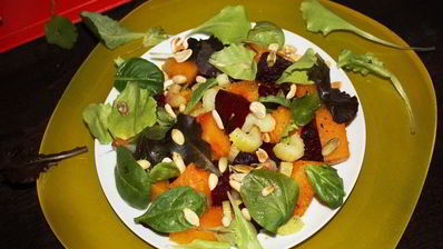 теплый салат с тыквой и свеклой