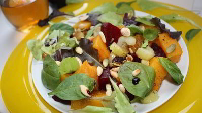 теплый салат с тыквой и свеклой