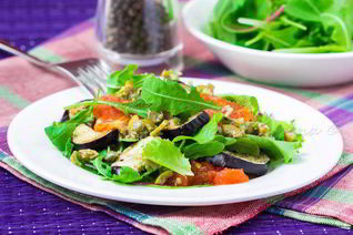 Теплый салат с запеченным баклажаном, томатами и острой заправкой